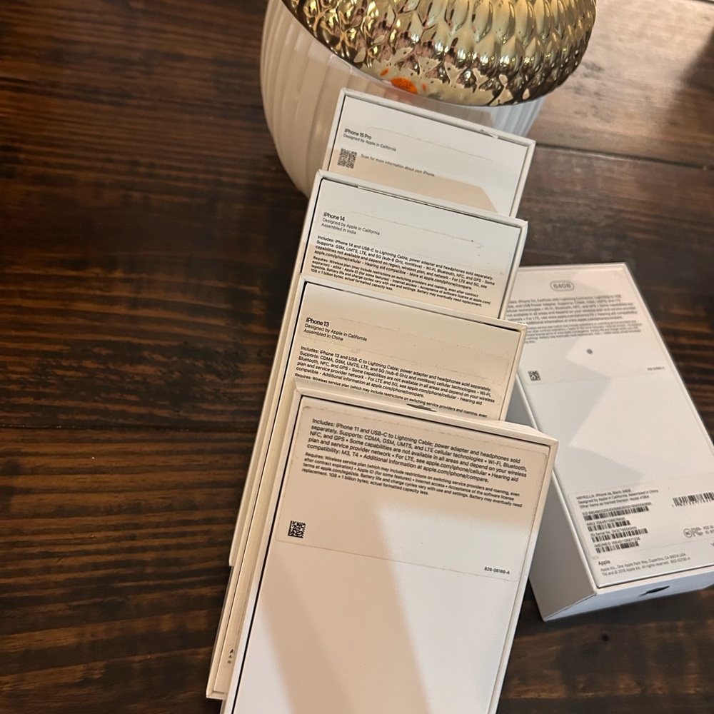 EMPTY Apple Smartphone boxes - Picture 2 of 3